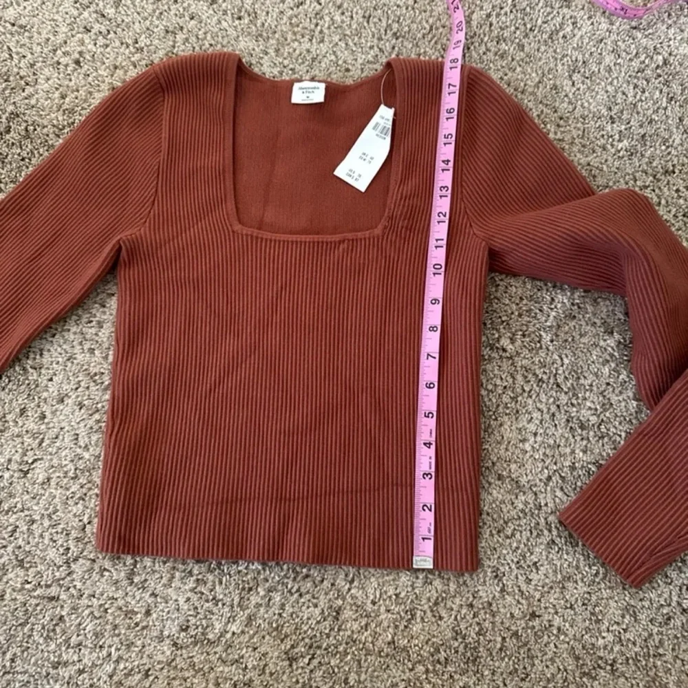 NWT Abercrombie & Fitch Long-Sleeve Ottoman Squareneck Top in Rust
Size Medium - Picture 11 of 12